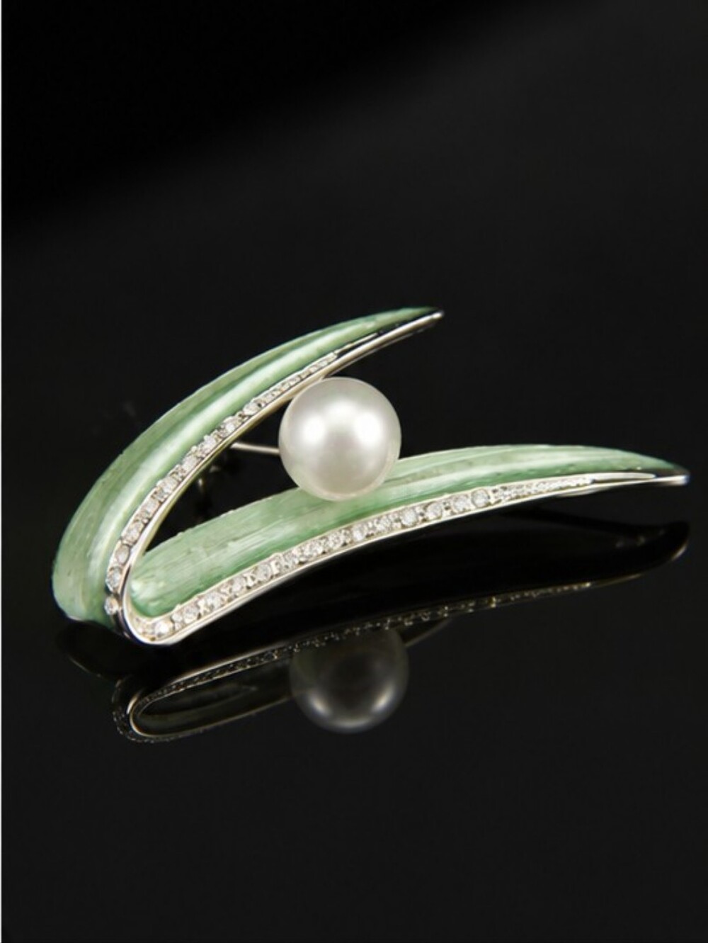 Green Enamel Pearl Brooch – Sparkling Leaf Design Statement Pin